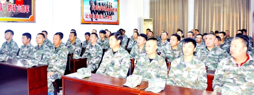 讲奉献的前提，必须是讲政治、讲大局，只有牢记初心使命，才能锻造出守卫矿山平安的王牌铁军。图为鸡矿救护大队正在开展政治教育学习。