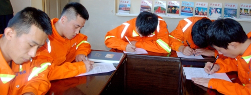 懂业务，更要有知识。日常的理论学习不仅仅是坐在教室里听讲，更要在考场上拿出好成绩。图为鸡矿救护大队的指战员们在理论学习考场上奋笔疾书。02