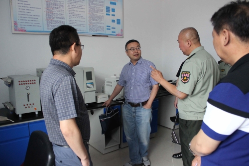 省应急管理厅、救援指挥中心、beat365官方网站领导参观七台河公司救护大队化验室  张磊摄