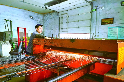 双矿公司选煤公司加工厂干部职工依靠科技创新和实干精神，三年来，他们加工支护网创效112万元，加工白钢筛网节约成本218万元，为各矿加工各种配件创收10余万元，工人工资实行内部市场化，有了明显增长。图为加工厂职工在加工井下支护网。杨桂珠　图文_副本