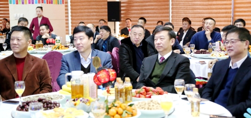 集团公司领导与全体机关干部共聚一堂，畅叙2019，共话美好2020。02