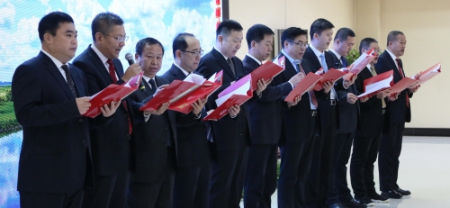 集团总部机关部门总监、高级经理以一首精彩的配乐诗朗诵，深情地表达了全体机关干部对集团公司2020年的美好祝愿。