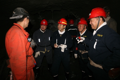 01 鹤岗矿业公司董事长、总经理刘鹏飞在井下检查安全生产工作