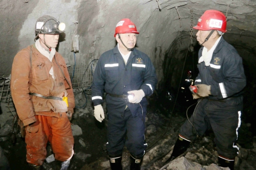 02 鹤岗矿业公司党委书记张生在井下检查安全生产工作