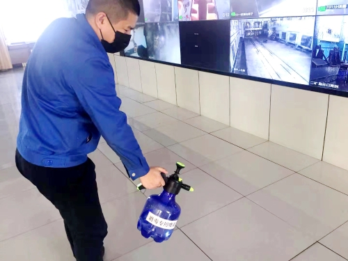 图为东荣二矿工作人员每天对调度中心等重要岗位早中晚三次进行消毒