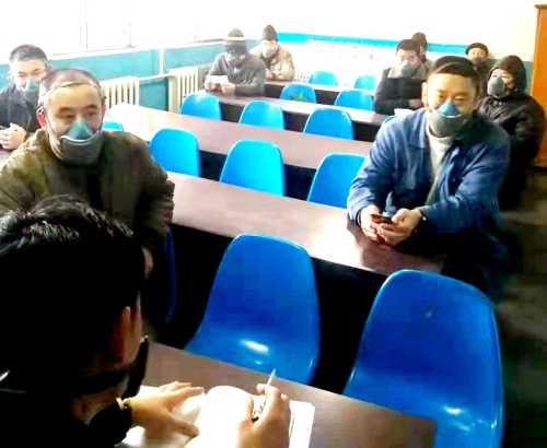 新岭矿职工班前全部佩戴煤矿专用口罩