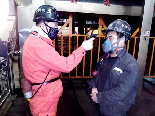 益新矿对节日入井维护检修人员进行红外线测体温 (2)