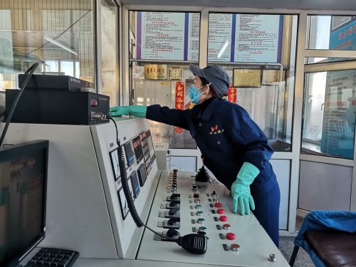 兴安煤矿动力科提升二队绞车司机共产党员任晓霞