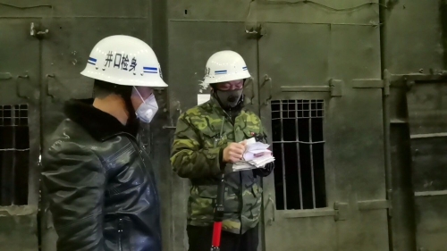 兴安矿保卫科井口检身队队长郭新忠（图右）和队员蒋继宏做检身前准备工作