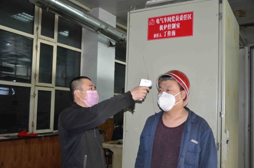 七台河公司热电厂锅炉车间党员班长王培军，疫情期间坚持每班为职工监测体温，耐心叮嘱职工“勤洗手、戴口罩、休息好、兑规作业”，职工亲热地称呼他是“健康管家”。（王贤宝  摄）