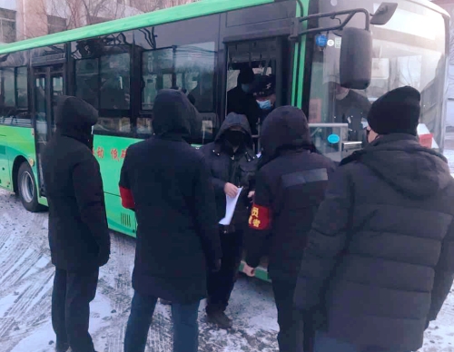 党员自愿者检查小分队检查通勤车测温情况1