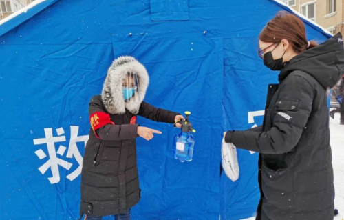 铁选厂党支部书记邱菊在为社区居民邮件消毒。