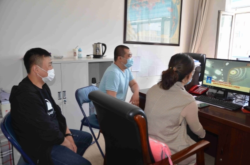 图为煤矿辅业总公司组织党员干部收看大会盛况石天晶摄