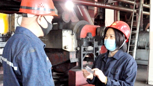 桃选厂全面落实安全责任，抓实现场管理，安全教育坚持班中学、班中考、班中用，使全员时刻绷紧安全弦，把安全工作做实做细，确保洗煤生产的顺畅有序进行。_副本