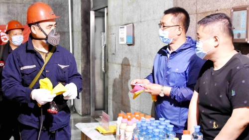 新建矿通过开展“安全宣传咨询日”活动，进一步宣传安全文化，落实安全责任，激发了职工学习煤矿安全知识，提升安全素质，为企业改革脱困振兴发展提供安全保障。_副本