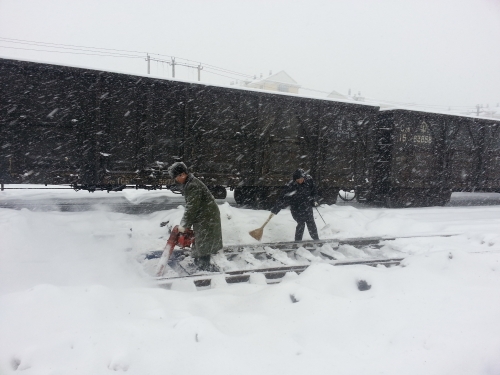 铁路运输部以雪为令及时清理积雪保证安全运输 杨梅 摄 铁路运输部以雪为令及时清理积雪保证安全运输 杨梅 摄