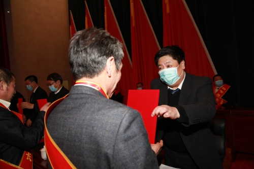 宫延明为先进颁奖 张宪臣 摄 宫延明为先进颁奖 张宪臣 摄