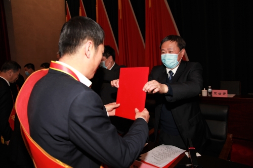 赵维国为先进颁奖 张宪臣 摄 赵维国为先进颁奖 张宪臣 摄