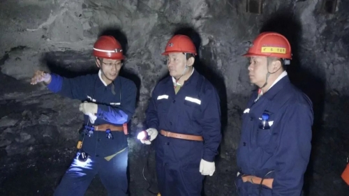 11月5日,集团公司党委书记、董事长王佳喜在双鸭山矿业公司东荣二矿2 11月5日,集团公司党委书记、董事长王佳喜在双鸭山矿业公司东荣二矿2